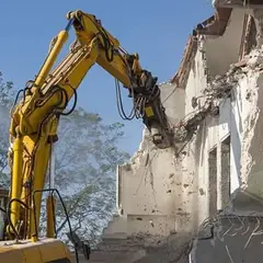 Ekskavatör kepçesiyle yıkılan eski betonarme bina