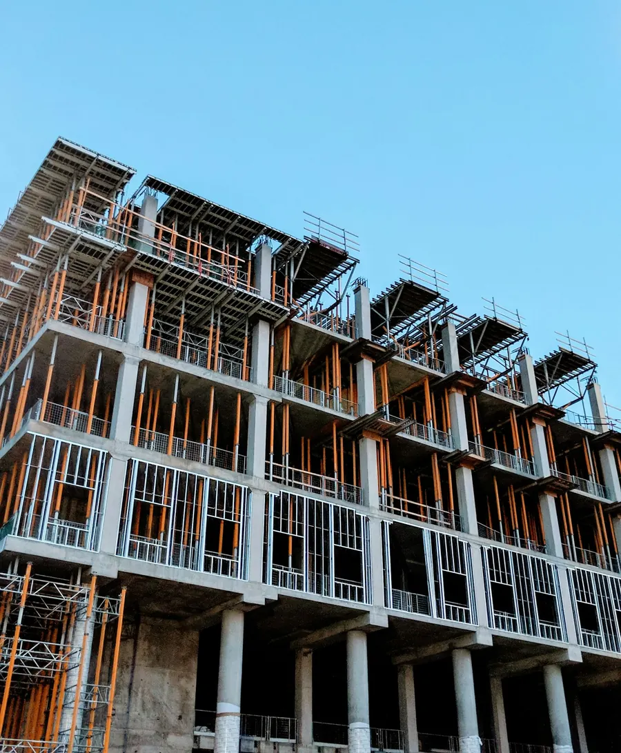 Betonarme karkası tamamlanmış çok katlı konut bloğu